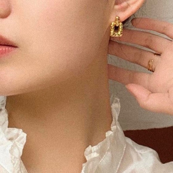 Gold Plated Hammered Link Earrings - Picture 3 of 4